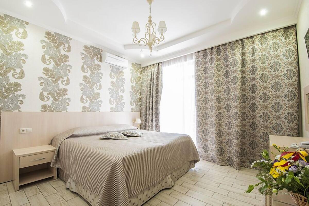 Family Suite, 2 Bedrooms | Bar mini, peti besi dalam bilik, seterika/papan seterika, Wi-fi percuma