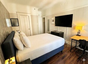 Habitación estándar, 1 cama matrimonial, baño privado | Ropa de cama de alta calidad y decoración personalizada 