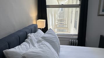 スタンダード ルーム ダブルベッド 1 台 専用バスルーム | 高級寝具、客室ごとに異なる装飾、ノートパソコン用作業スペース、アイロン / アイロン台