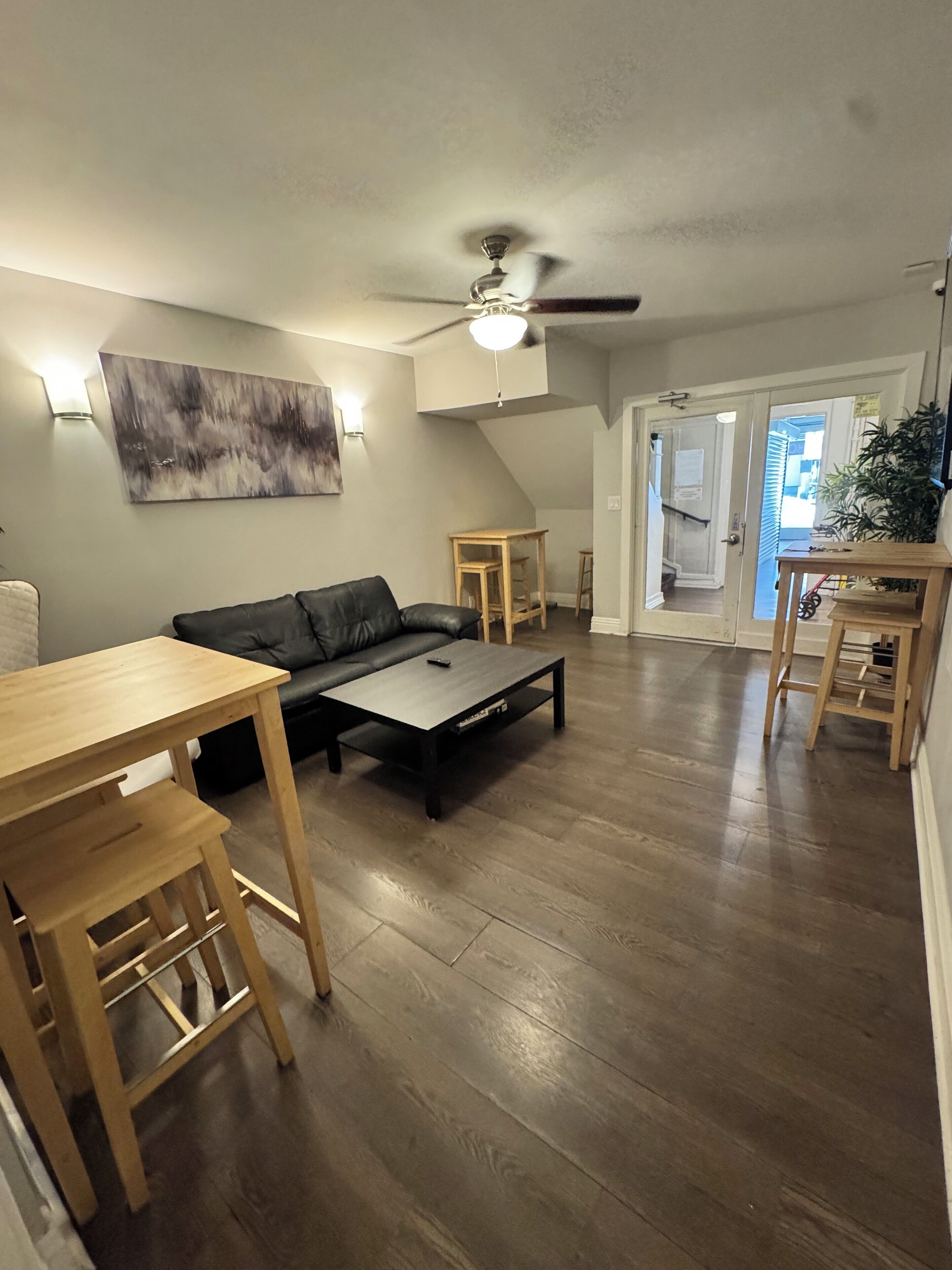 32-inch flat-screen TV with cable channels, TV