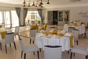 Frokost, lunsj og middag serveres, internasjonale retter 