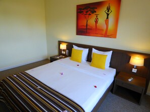 Kahden hengen comfort-huone, 1 keskisuuri parisänky, tupakointi kielletty | Ylelliset vuodevaatteet, tallelokero huoneessa