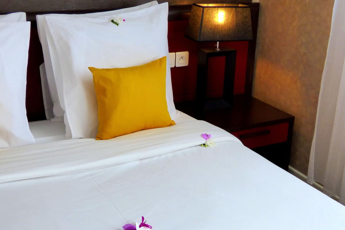 Estudio clásico, 1 cama de matrimonio, no fumadores | Ropa de cama de alta calidad, caja fuerte, escritorio y cortinas opacas