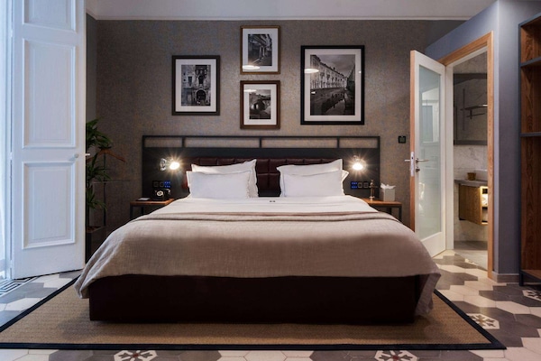 Kahden hengen superior-huone | Minibaari, tallelokero huoneessa, työpöytä, ilmainen Wi-Fi