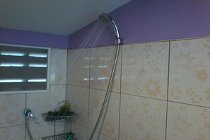 Shower, free toiletries, towels - Lucky Bungalow (Ko Mook)