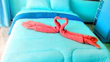 Standard Fan Room | Escritorio, camas extra y wifi gratis