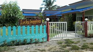 Ein gebäude im Bungalow-Stil mit einem Schild, auf dem 'Lucky Bungalows' steht.