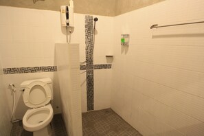 Ducha, artículos de tocador gratuitos, toallas