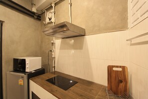 Fridge, microwave, stovetop, coffee/tea maker