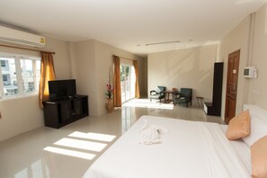 Standard Double Room with Balcony | デスク、ベビーベッド、可動式ベッド、WiFi (無料)