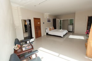 Standard Double Room with Balcony | デスク、ベビーベッド、可動式ベッド、WiFi (無料)