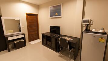 Standard Double Room | Desk, cribs/infant beds, rollaway beds, free WiFi