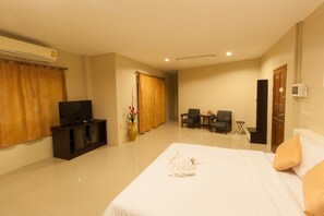 Standard Double Room with Balcony | デスク、ベビーベッド、可動式ベッド、WiFi (無料)