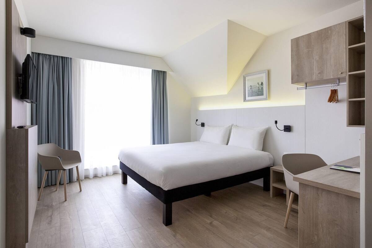 classic room, 1 double bed | desk, blackout curtains, soundproofing, iron/ironing board