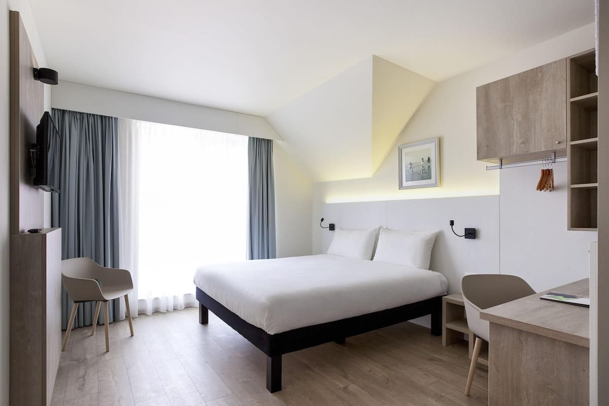 Classic Room, 1 Double Bed | Desk, blackout drapes, soundproofing, iron/ironing board