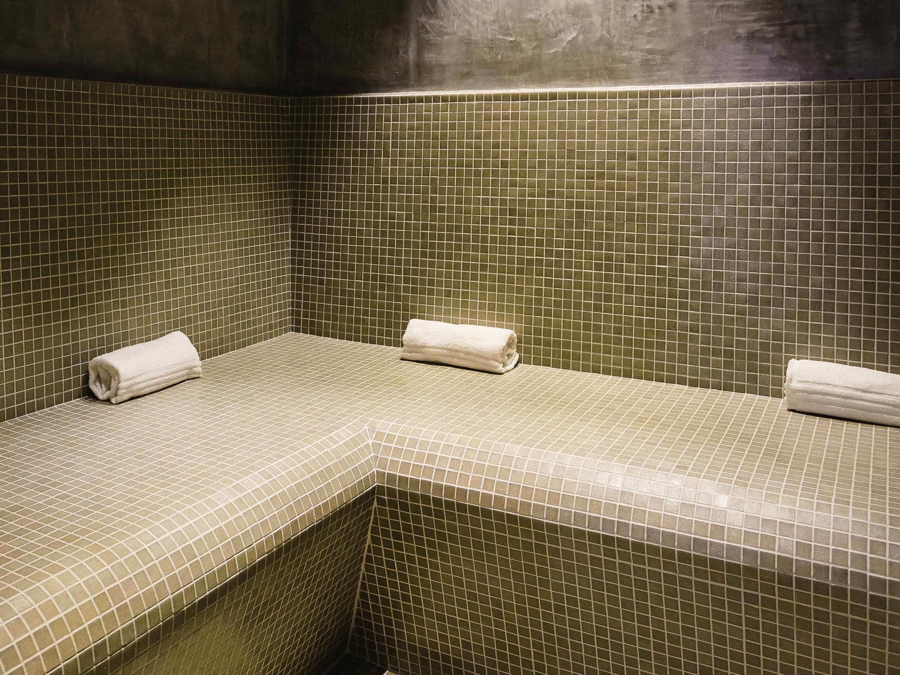 Piscine couverte, chaises longues