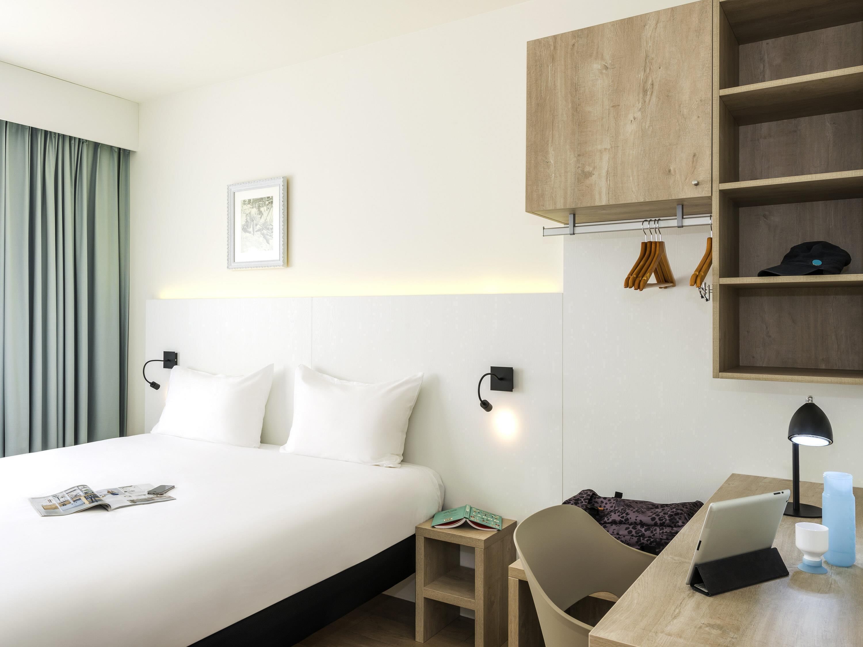 Schreibtisch, Verdunkelungsvorhänge, schallisolierte Zimmer