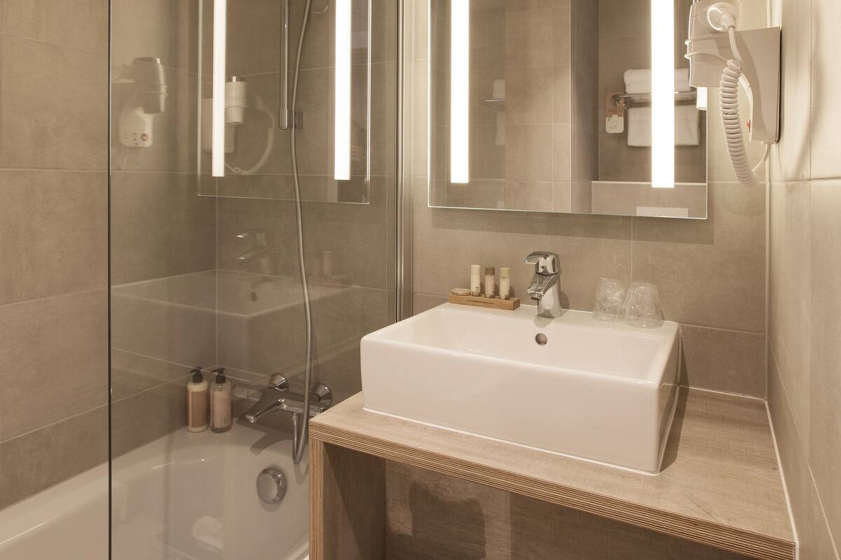 eco-friendly toiletries, hair dryer, towels