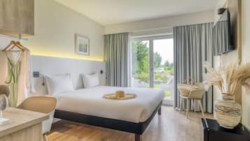 Luxury Room, 1 Twin Bed | Desk, blackout drapes, soundproofing, iron/ironing board