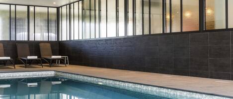 Indoor pool, sun loungers