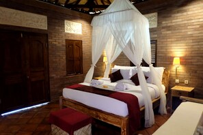 Deluxe Room | 1 bedroom, in-room safe, desk, iron/ironing board - Villa Hening Bali (Sukawati)