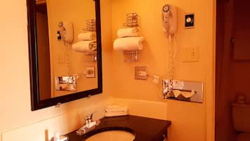 Chambre Classique, 1 grand lit | Lavabo de la salle de bain