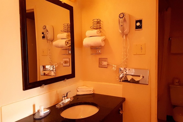 Classic Room, 1 Queen Bed | Bathroom sink