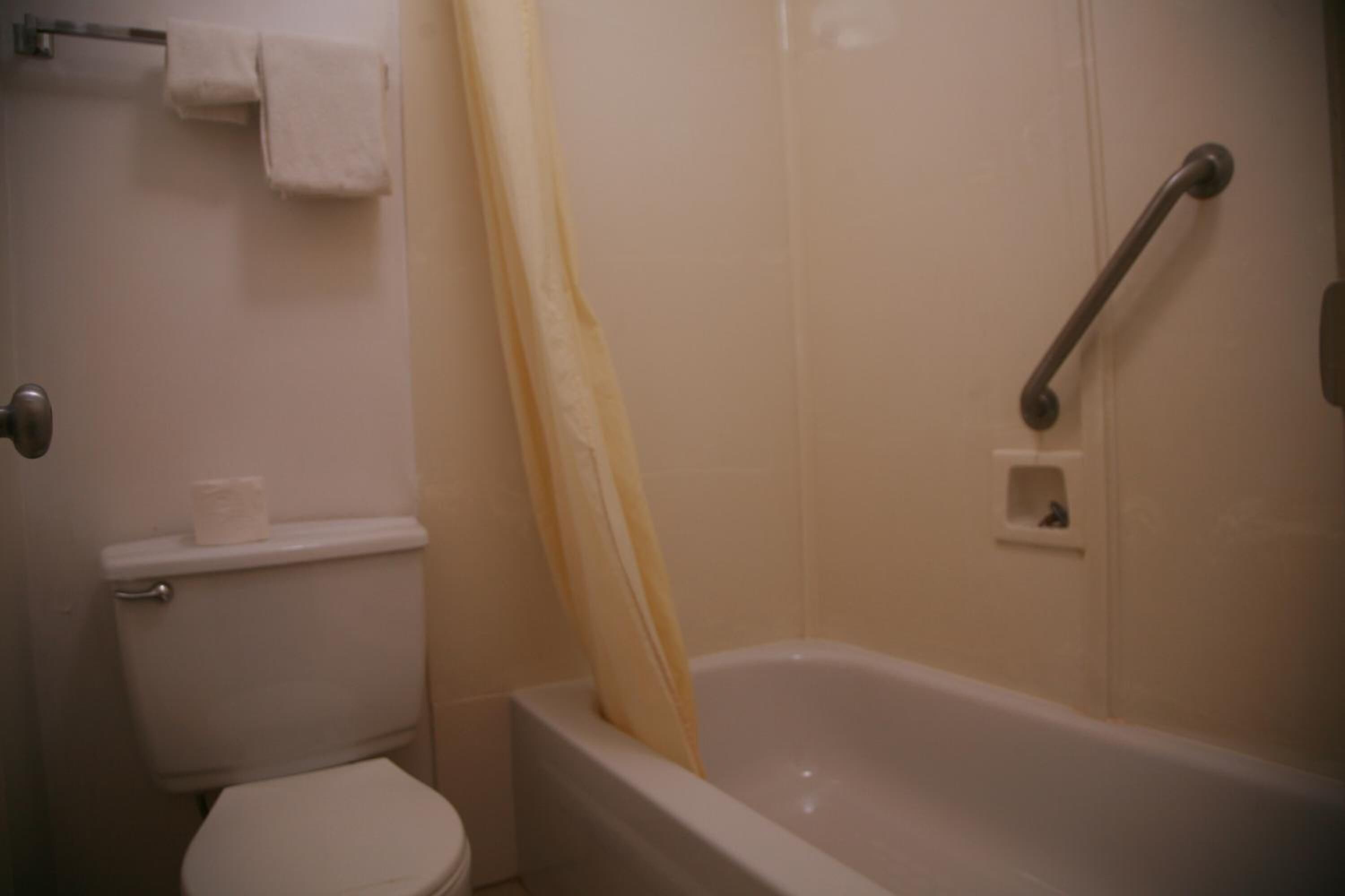 Un bagno con il water, una vasca da bagno e un box doccia.