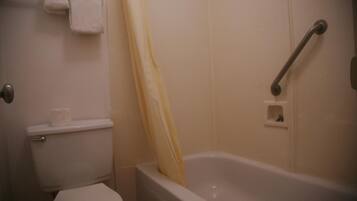 Un bagno con il water, una vasca da bagno e un box doccia.