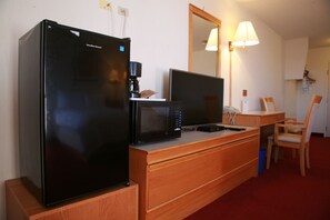 Chambre classique, 1 grand lit | Bureau, fer et planche à repasser, accès au Wi-Fi (inclus)