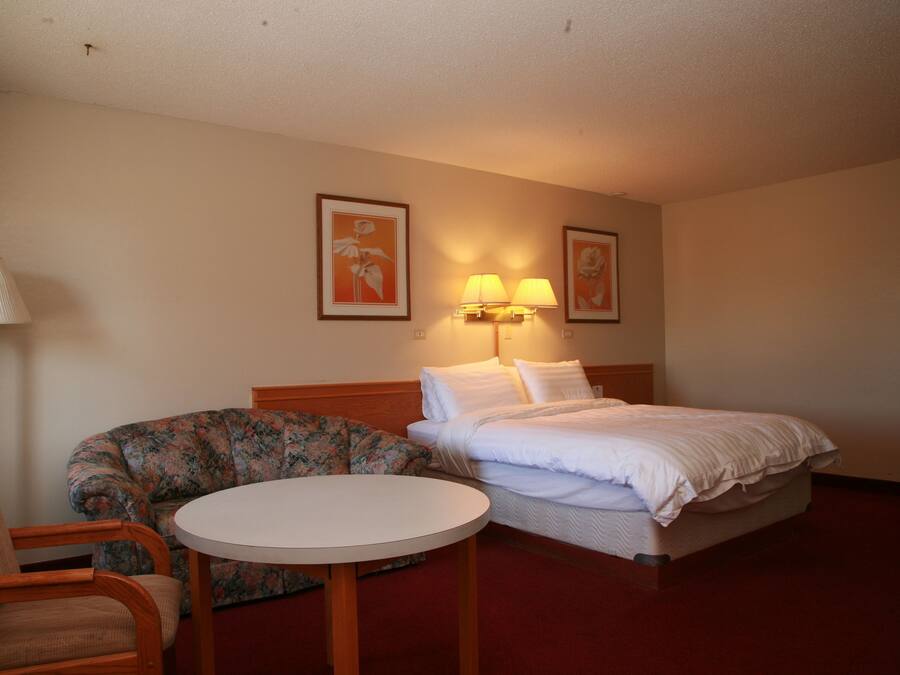 Classic Room, 1 Queen Bed | Desk, iron/ironing board, free WiFi, bed sheets