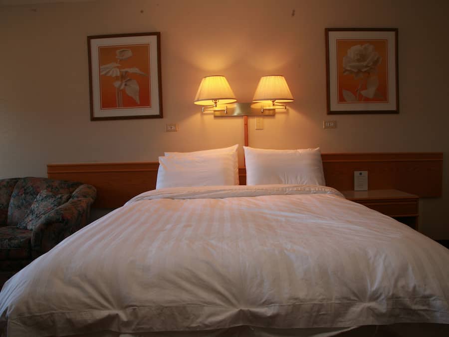 Classic Room, 1 Queen Bed | Desk, iron/ironing board, free WiFi, bed sheets