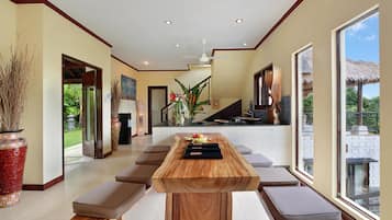 Panoramic-Villa, Mehrere Schlafzimmer, Talblick, Bergseite | Essbereich im Zimmer