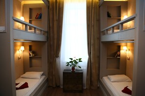 Dormitorio compartido económico, solo para mujeres (6 Beds) | Caja de seguridad en la habitación y tabla de planchar con plancha 