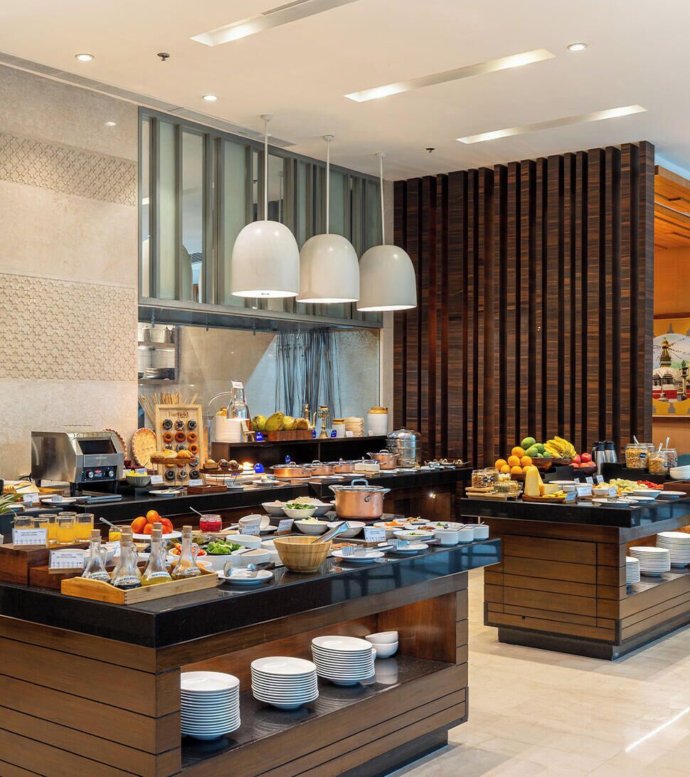 Un buffet proposant une variété de plats et une machine à café.