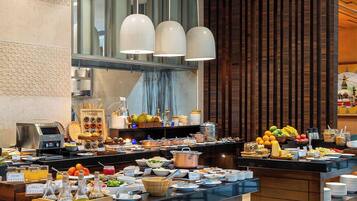 Un buffet proposant une variété de plats et une machine à café.