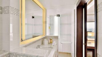 Ducha, artículos de tocador gratuitos, secador de pelo, toallas