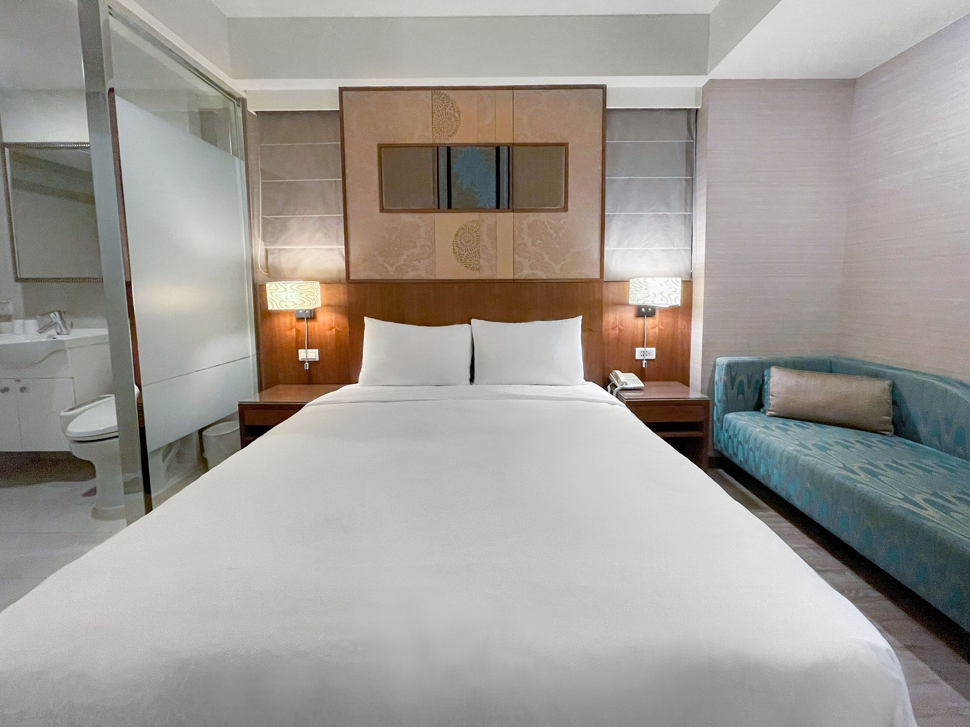 desk, laptop workspace, soundproofing, free wifi