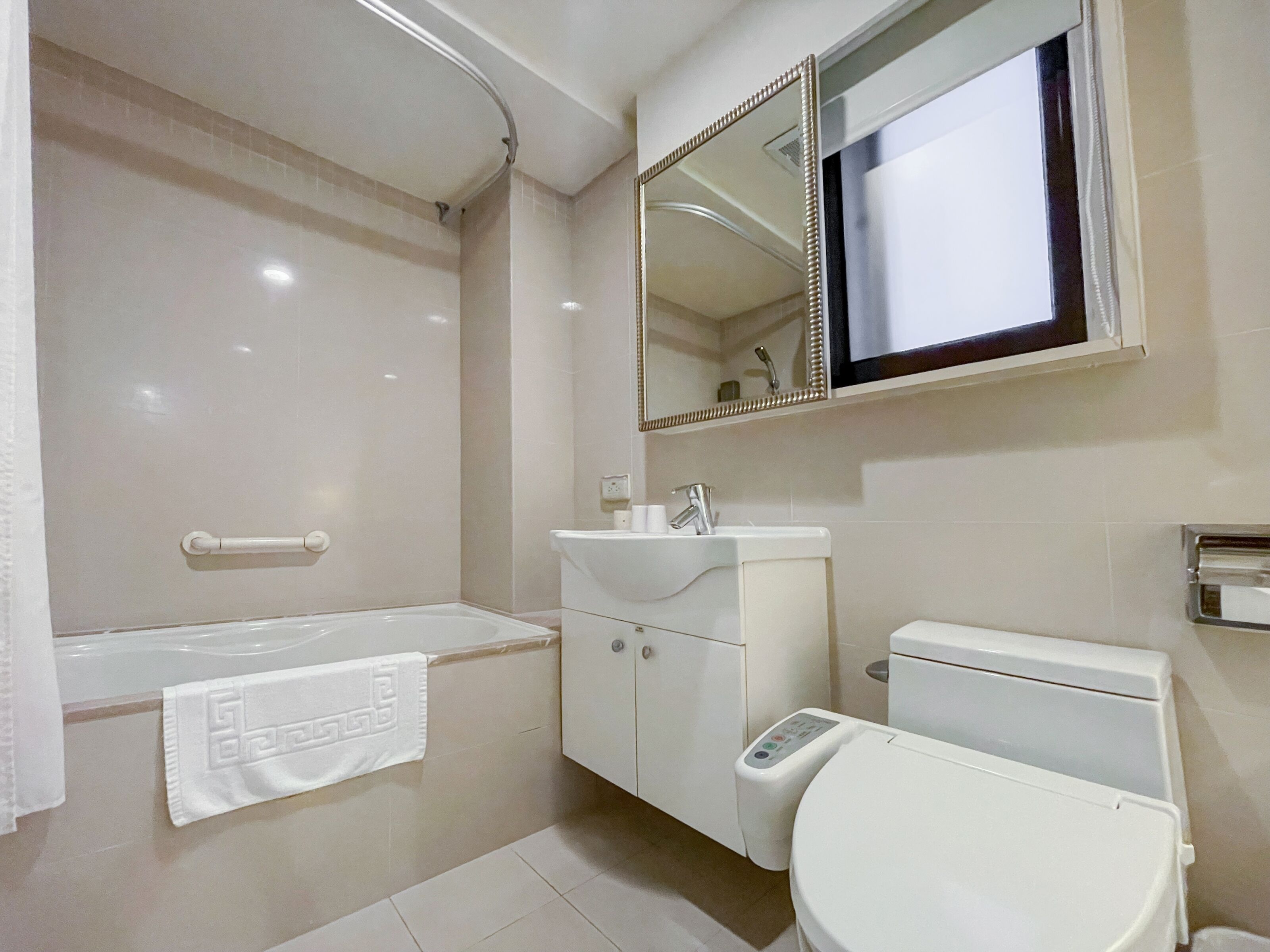 hair dryer, bidet, towels, shampoo