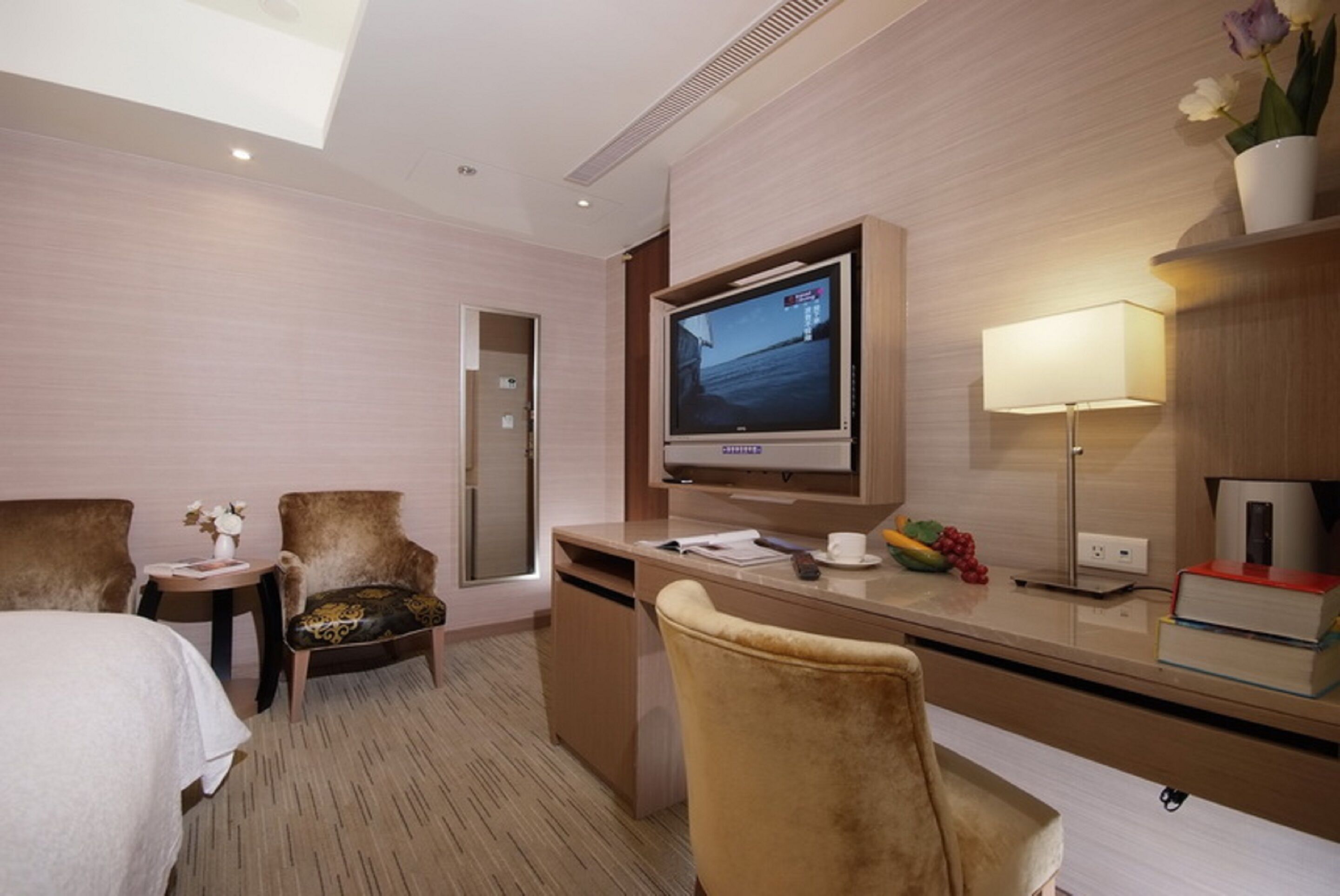 desk, laptop workspace, soundproofing, free wifi