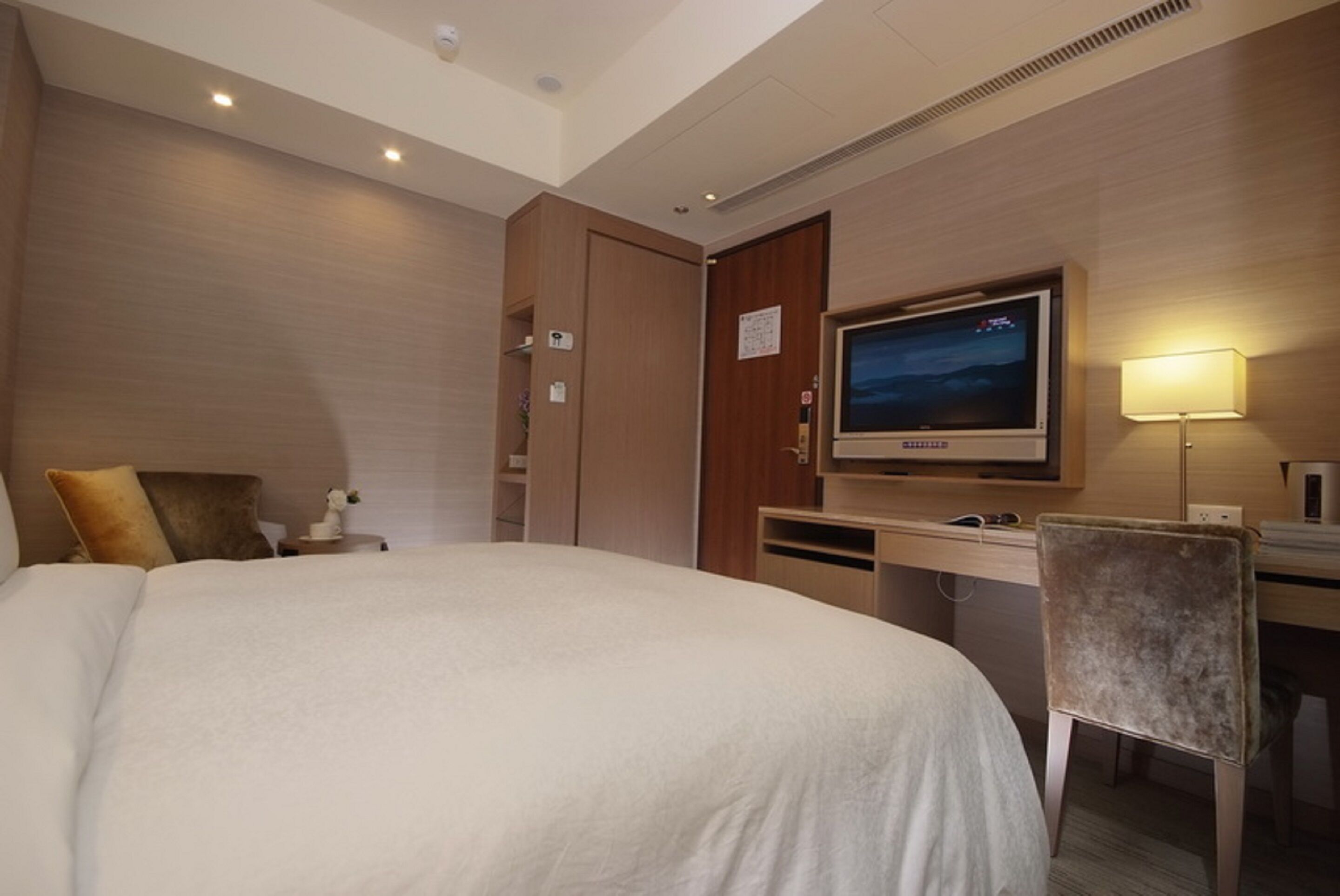 superior double room, bathtub | desk, laptop workspace, soundproofing, free wifi