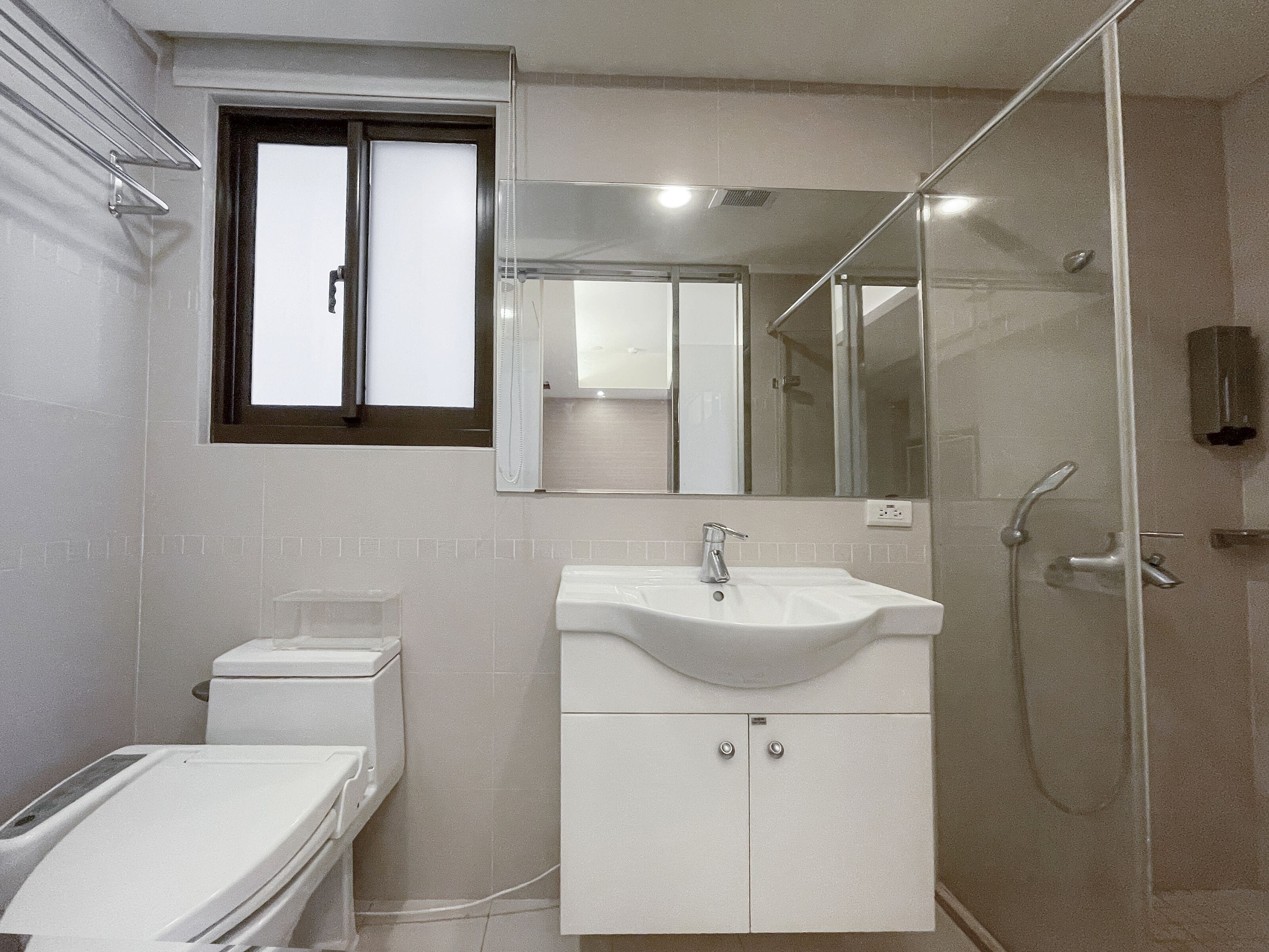 hair dryer, bidet, towels, shampoo