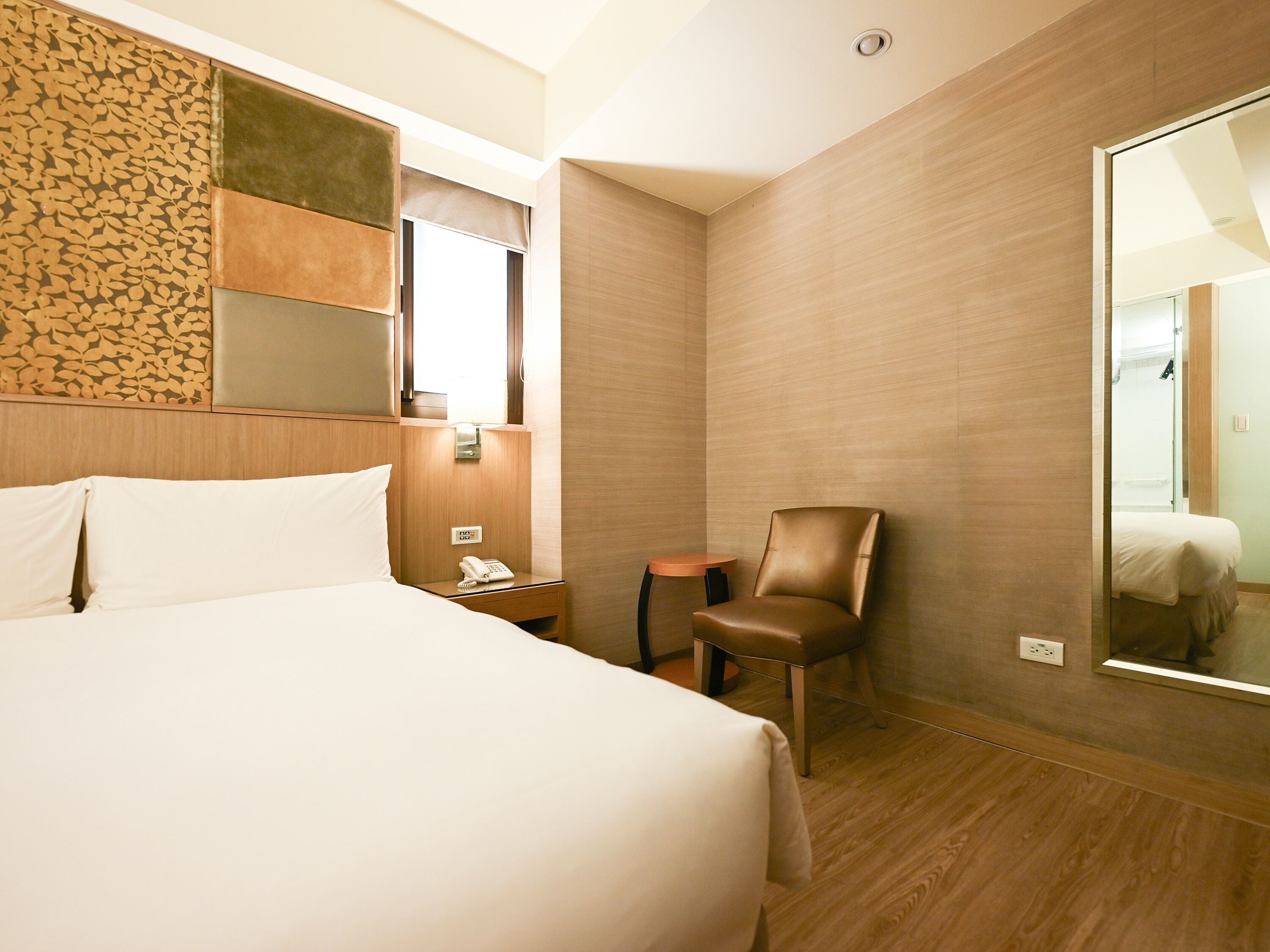 Superior Double Room, Bathtub