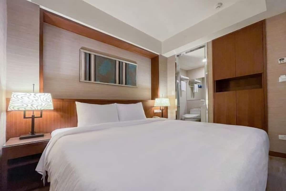 Desk, laptop workspace, soundproofing, free WiFi