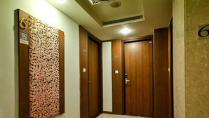 Ein Flur mit Holztüren, mit den Nummern 602 und 603, und einem an der Wand befestigten Schild, das das Rauchen untersagt.