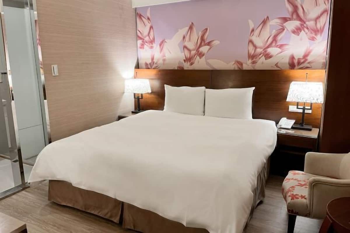 Desk, laptop workspace, soundproofing, free WiFi