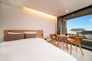 Deluxe Double Room | Premium bedding, desk, soundproofing, free WiFi - Hotel Pino (Seogwipo)