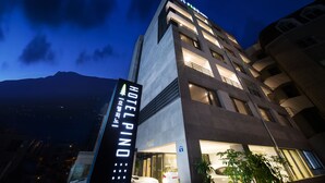 施設の正面 (日没後)