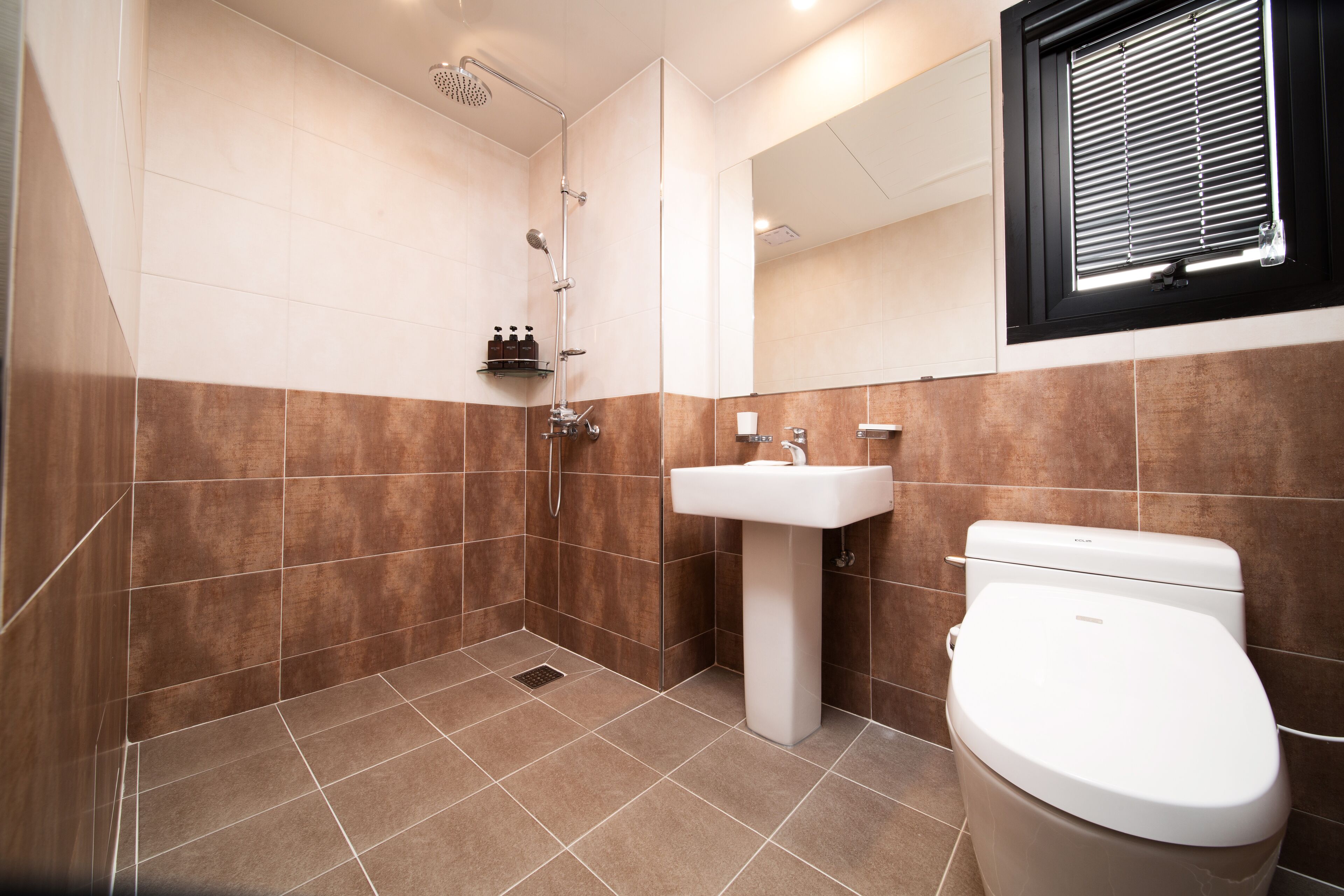 deluxe twin room | bathroom | shower, free toiletries, hair dryer, bathrobes