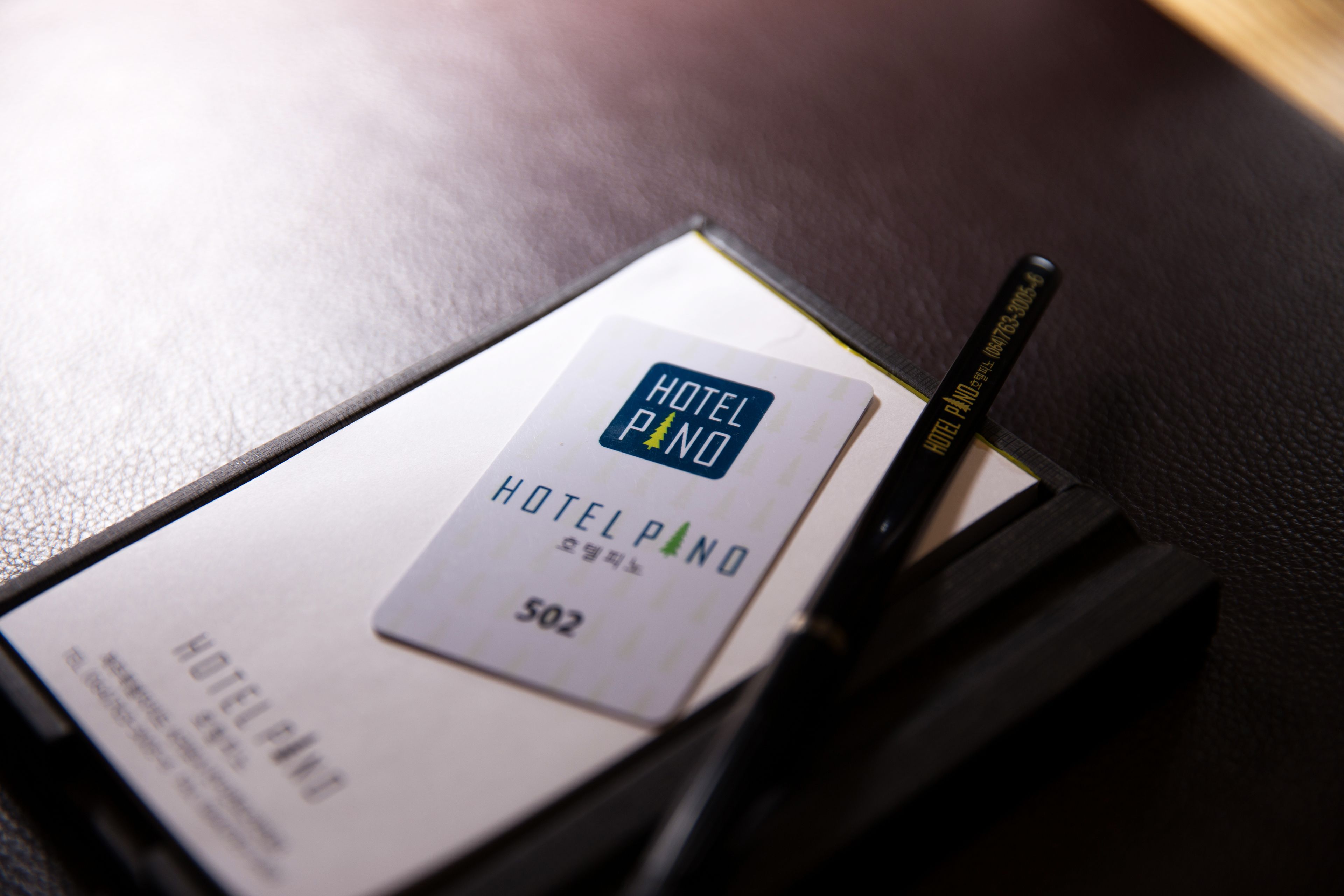 Tarjeta de llave de hotel con el nombre "HOTEL PANO" y el número de habitación "502".